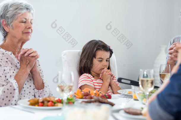 一家人在饭前一起祈祷