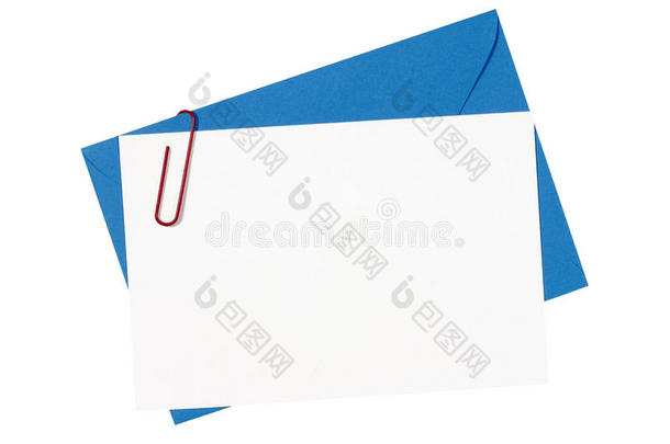 带蓝色信封和红色回形针的空白生日邀请卡