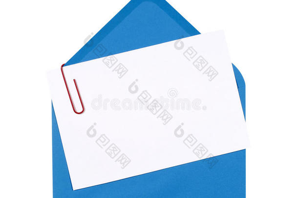 空白生日邀请卡与打开的平面蓝色信封和红色回形针隔离正面视图