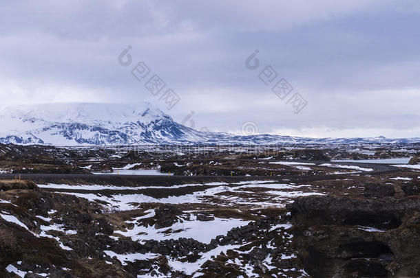 阴郁的雪状火山景观