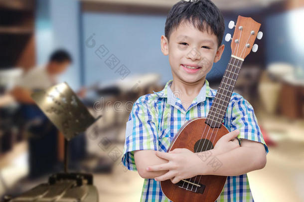 音乐学校有四弦琴的男孩