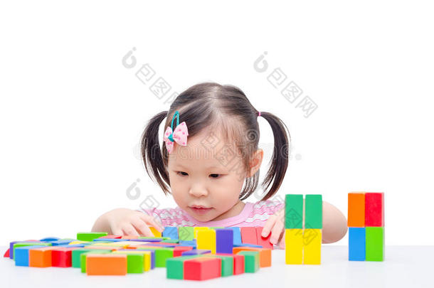 女孩玩彩色木块