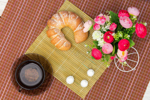 牛角面包，茶和花