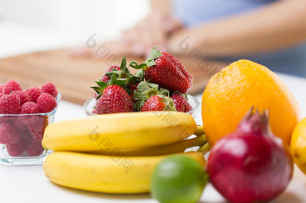 桌上的新鲜水果和浆果特写镜头