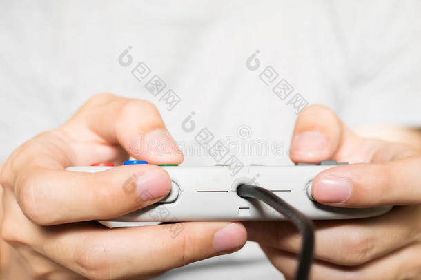 一个年轻人拿着游戏控制器玩电子游戏