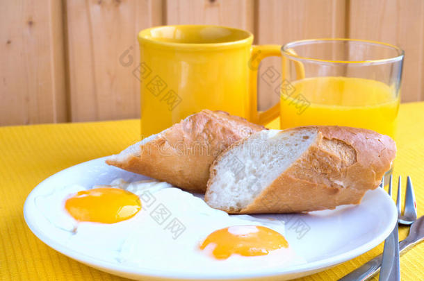 黄色桌布上的早餐