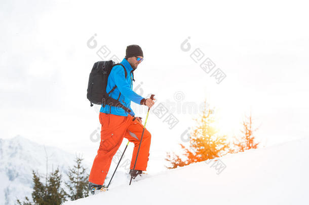 积极的冒险者冒险阿尔卑斯山上升