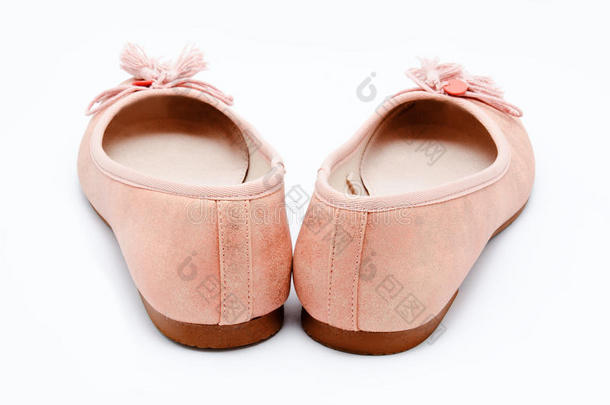 女孩粉红色的鞋子被隔离在白色的鞋子上