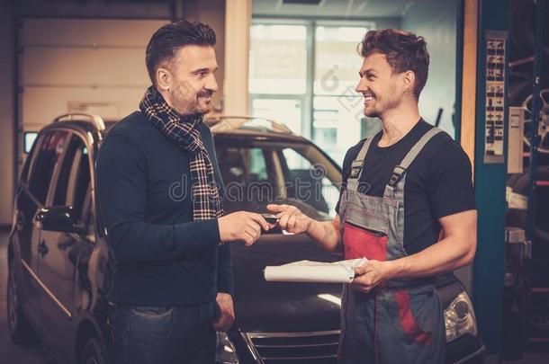 汽车修理工在汽车修理服务中给客户修理的汽车钥匙。