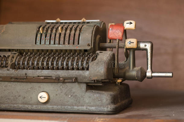 带有机械计数的古董收银机
