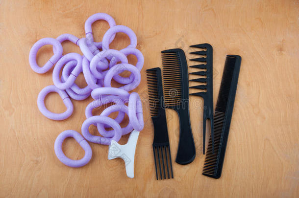 美发卷发器，梳子，刷子和旋转在桌子上