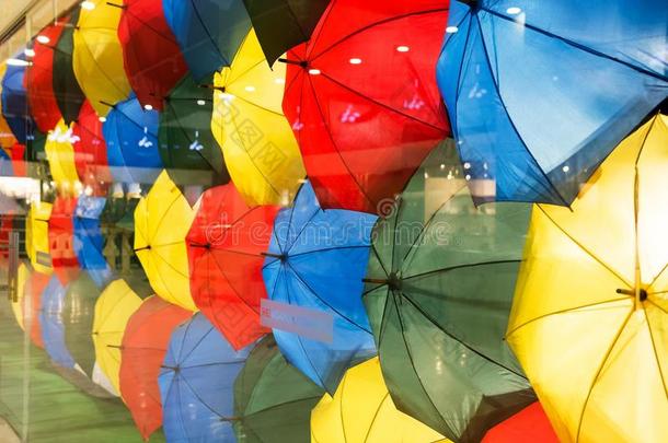 五颜六色的雨伞背景。 五颜六色的雨伞城市街道装饰。