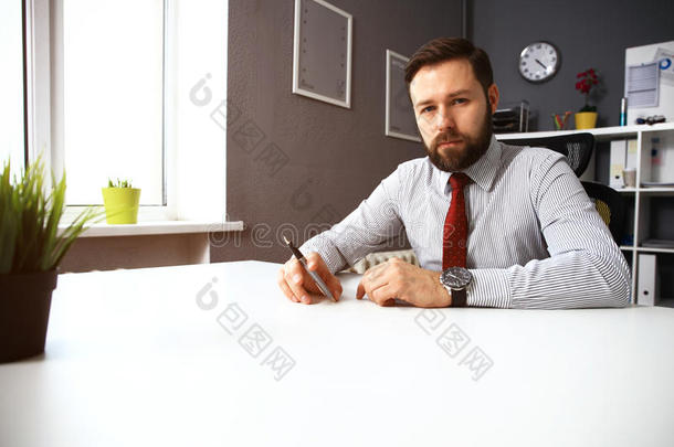 自信的年轻人在办公室的工作场所坐在笔记本电脑上工作