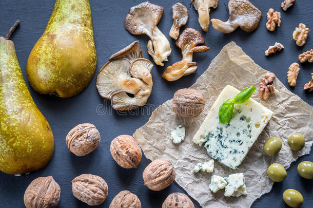 蓝色奶酪配核桃，牡蛎蘑菇和绿色橄榄