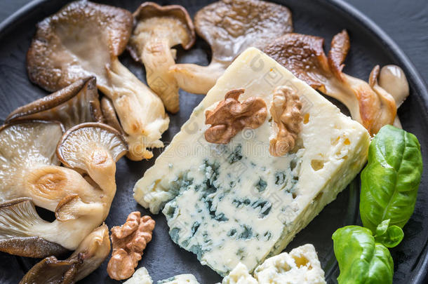 蓝色奶酪配核桃和牡蛎蘑菇
