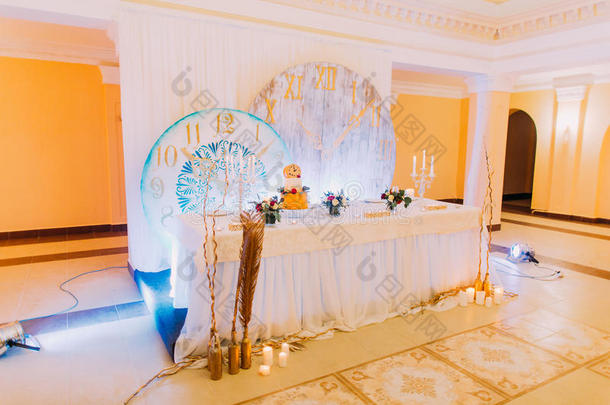 用花装饰的漂亮的结婚桌。 结婚蛋糕。 糖果