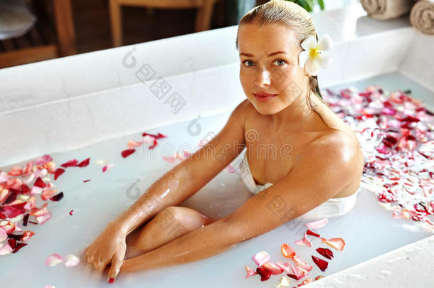 美女水疗身体护理治疗。 花浴浴缸。 护肤品