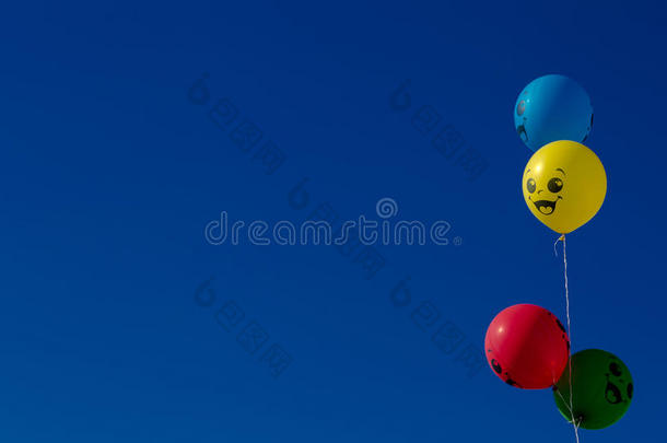 蓝色天空背景上的彩色气球