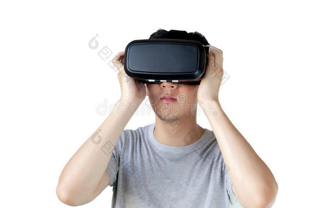 亚洲男人戴着VR护目镜，沉浸在VR多媒体中