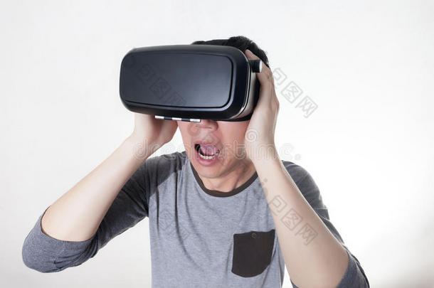亚洲男人戴着VR护目镜，沉浸在VR多媒体中