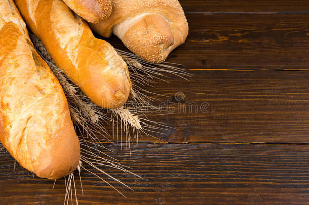 工匠面包面包与小麦背景