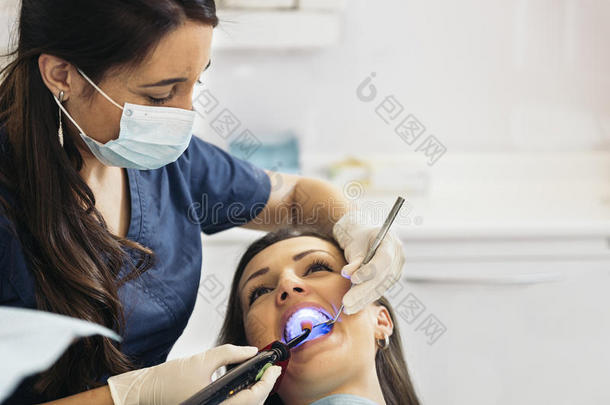 牙医与病人在牙科干预。