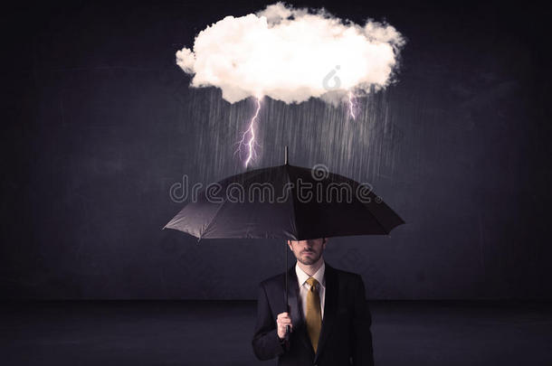 拿着雨伞和小风暴云的商人
