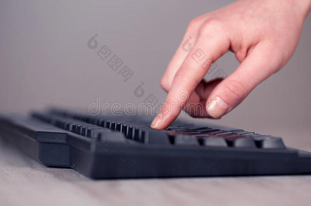手按键盘按钮特写
