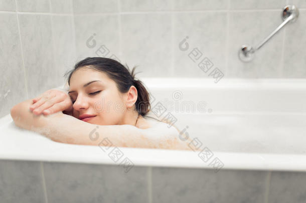 在<strong>辛苦</strong>的一天后享受家庭水疗放松。年轻的女人洗泡泡浴。真正的幸福。完全放松