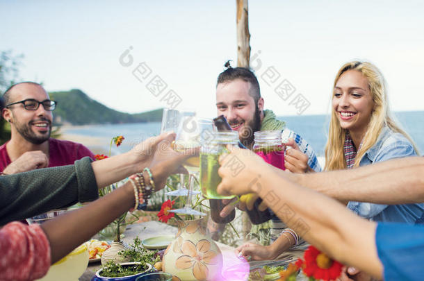 海滩夏季晚餐派对庆祝朋友的概念