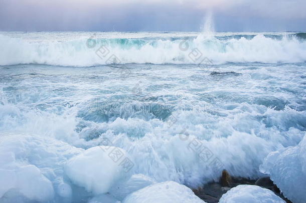 绿色的波浪围绕着冻结的石头战斗
