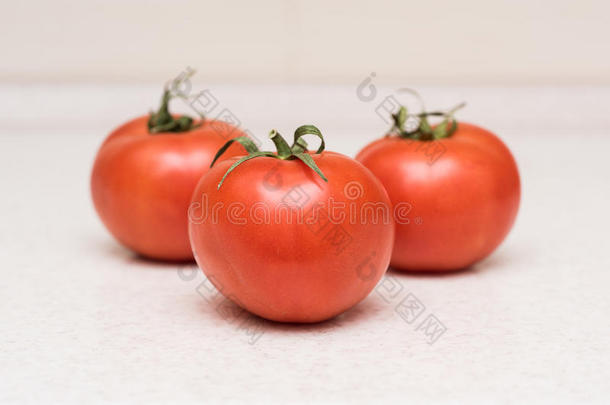 一组成熟的红色西红柿和绿色的流苏