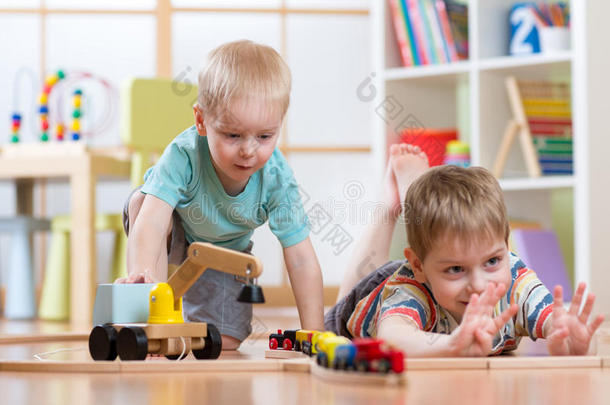 孩子们玩木火车，在家里、幼儿园或托儿所建造玩具铁路