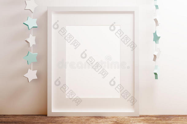 空白白色海报框架在木制架子与明星苗圃主题