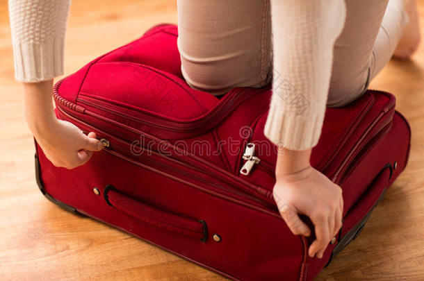 关闭妇女包装旅行袋度假