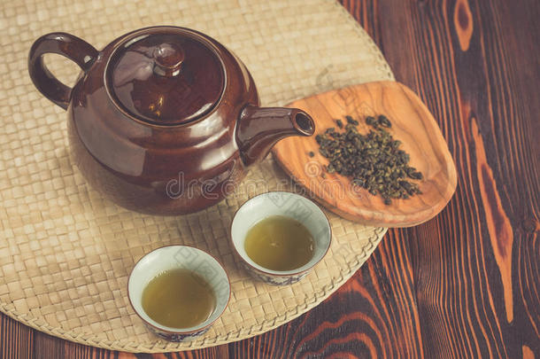 亚洲茶具在<strong>竹席</strong>上，特写。