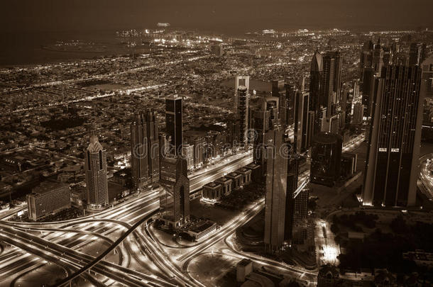 <strong>迪拜</strong>市中心<strong>夜景</strong>与城市灯。 上面的风景
