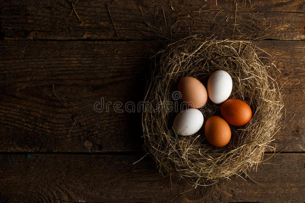 在木制乡村背景上<strong>的鸟巢里的鸡蛋</strong>
