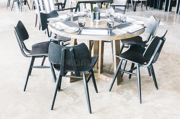 餐厅的空椅子和桌子