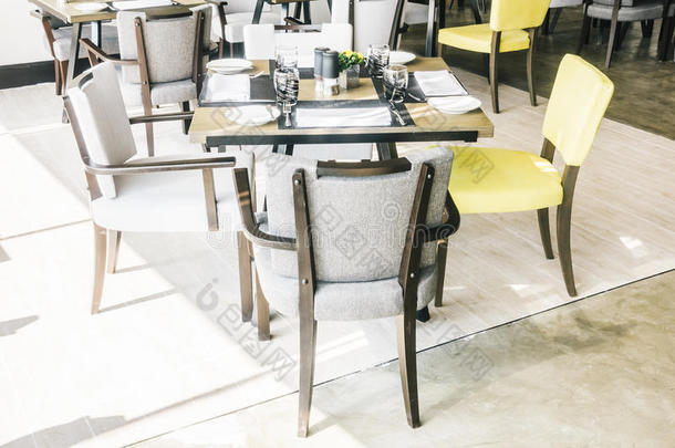 餐厅的空椅子和桌子