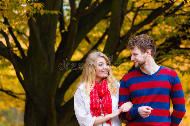 一对相爱的夫妇在公园里享受浪漫的约会。