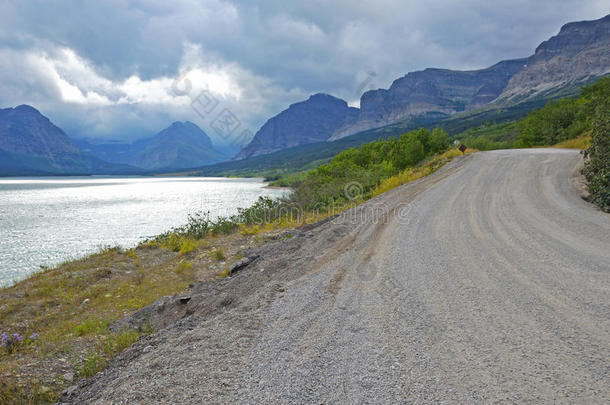 在冰川国家公园，砾石路沿着河流和山脉行驶。
