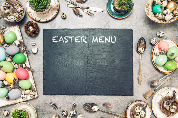 复活节餐桌装饰彩色鸡蛋食谱菜单