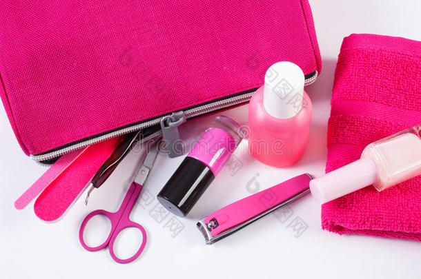 化妆品和配件的美甲或修脚与粉红袋化妆品，概念的指甲护理