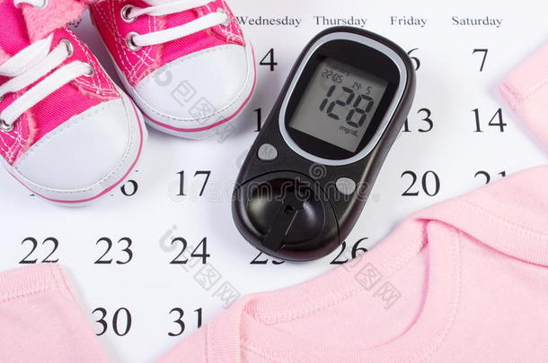 新生儿血糖仪和衣服，检查怀孕时的糖水平，期待婴儿