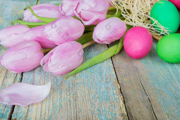 郁金香和五彩蛋的复活节成分