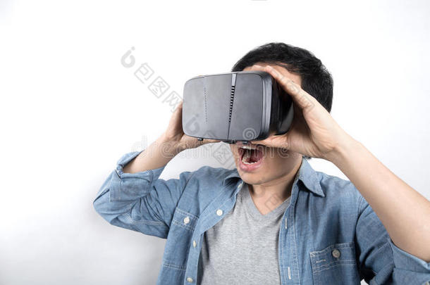 亚洲男人用VR眼镜