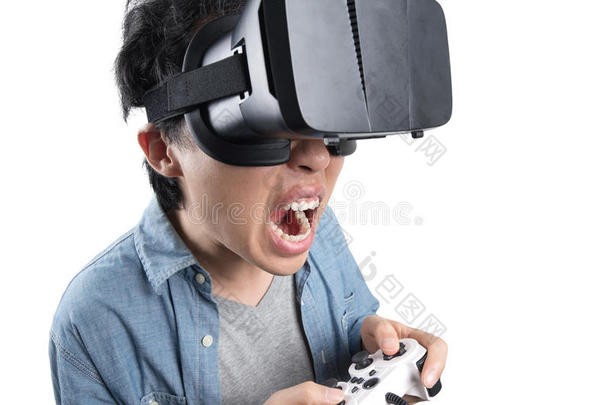 亚洲男人和VR玩游戏