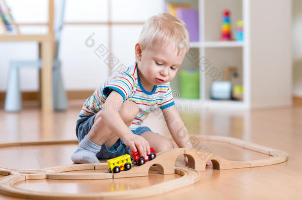 孩子在他的房间里玩玩具火车