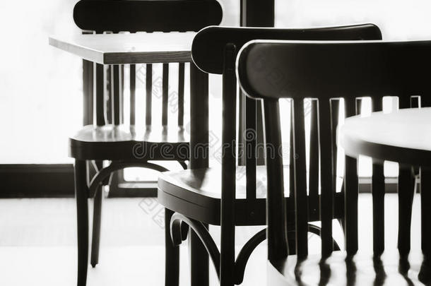 空座椅设置在餐厅咖啡厅黑白